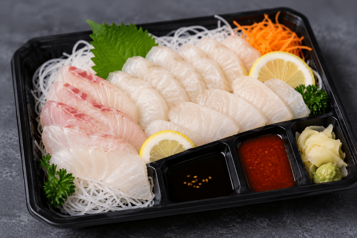 Sashimi coreano con condimentos que contienen trigo, soja y sésamo