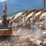 Equipos de rescate trabajando entre los escombros tras el terremoto en la costa central de Venezuela